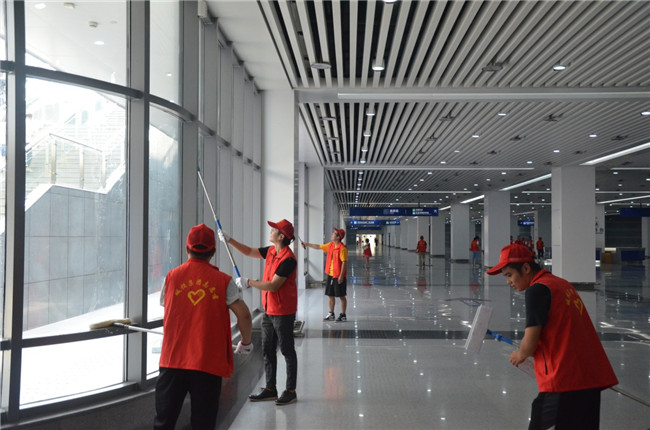 城投集團開展“創(chuàng)衛(wèi)迎暗訪、全城大掃除”主題志愿活動