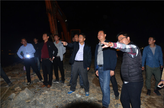 搶抓晴好天氣，24小時(shí)不間斷作業(yè)