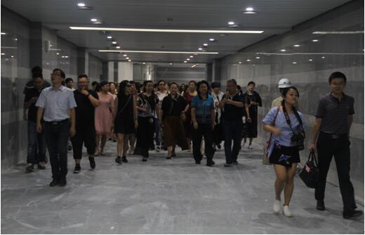 喜迎十九大，身邊看變化——我市干部賢內(nèi)助、鄉(xiāng)鎮(zhèn)街道負責(zé)人參觀高鐵商務(wù)區(qū)