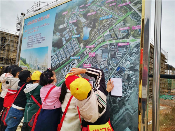 “千人市民觀察團(tuán)”走進(jìn)城投集團(tuán)龍山湖公園、陶瓷產(chǎn)業(yè)加速基地等項(xiàng)目