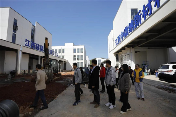 記者節(jié)：媒體聚焦昌南新區(qū)、城投集團(tuán)重點(diǎn)項(xiàng)目建設(shè)工地