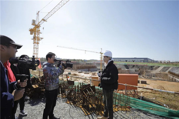 記者節(jié)：媒體聚焦昌南新區(qū)、城投集團(tuán)重點(diǎn)項(xiàng)目建設(shè)工地