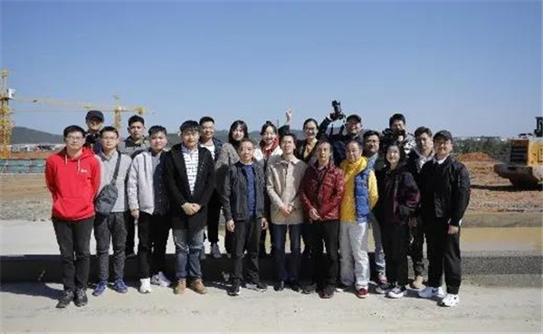 記者節(jié)：媒體聚焦昌南新區(qū)、城投集團(tuán)重點(diǎn)項(xiàng)目建設(shè)工地