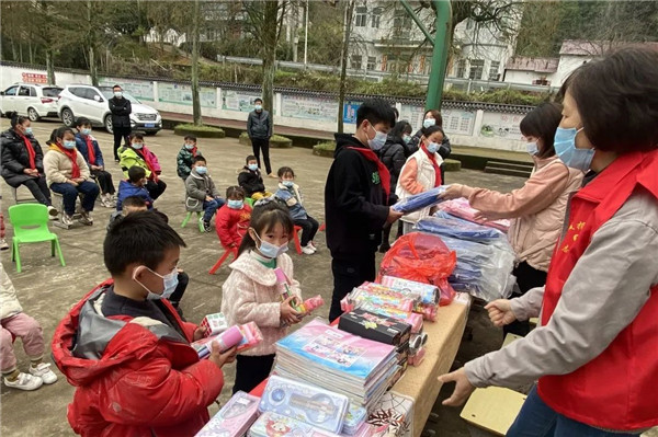 市城投集團(tuán)開(kāi)展“黨建引領(lǐng)學(xué)雷鋒，志愿服務(wù)展風(fēng)采”送溫暖活動(dòng)