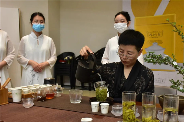 新理念、新時(shí)尚、新方式、新感受——德宇集團(tuán)舉行2022得雨活茶新品發(fā)布推廣會(huì)