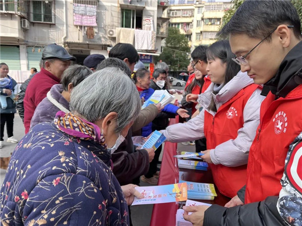 市城投集團進社區(qū)開展反邪教宣傳