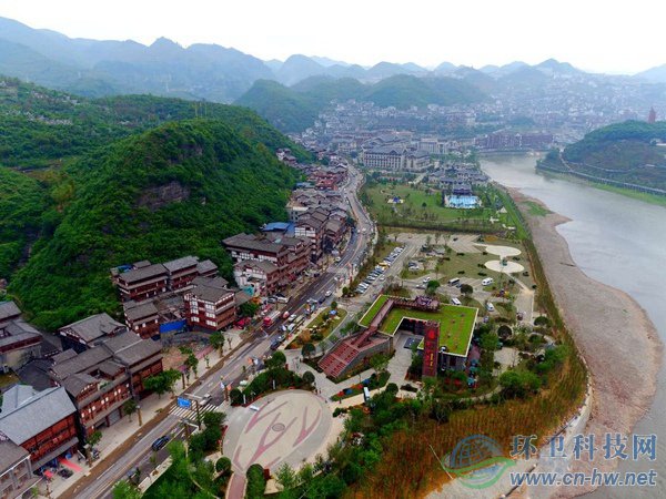 赤水河旅游公路旁的綜合服務(wù)體。（貴州省公路局提供）