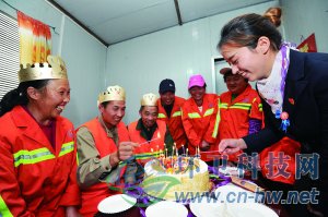 社區(qū)工作人員為集體過生日的三名環(huán)衛(wèi)工人點(diǎn)上生日蠟燭。 本報(bào)通訊員 趙松 攝